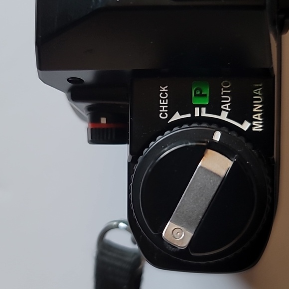 Olympus omPC 35mm DX SLR film camera body requires (2)SR44 batteries - Picture 3 of 9